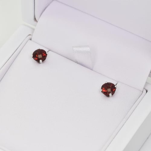 Goldene Ohrstecker mit Granaten Hulda