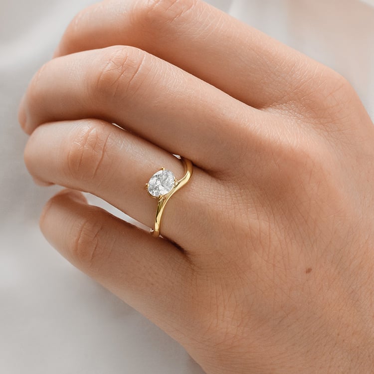 Verlobungsring mit ovalem Diamanten 154794