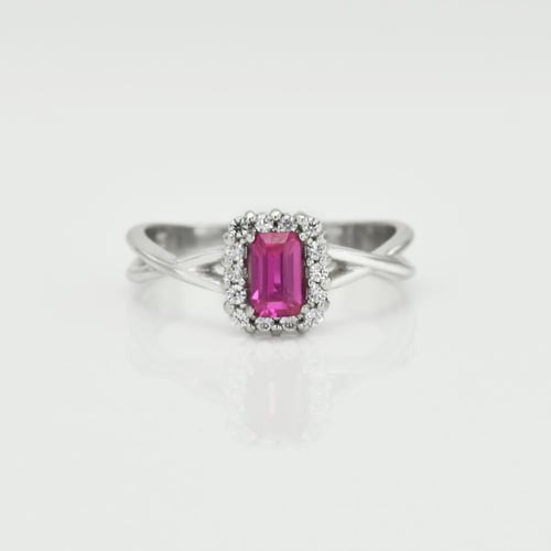 Zarter Goldring mit Diamanten und Saphir im Smaragdschliff Hali