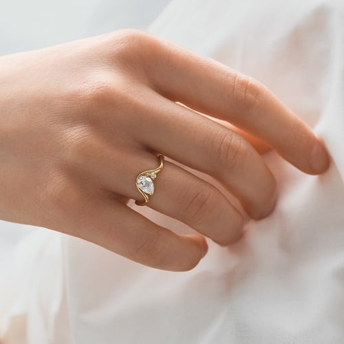 Verlobungsring in Wellenform mit einem tropfenförmigen Diamanten Mirjana