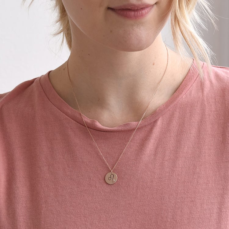 Goldanhänger mit Löwe Sternzeichen und Diamanten auf dem Hals 68891