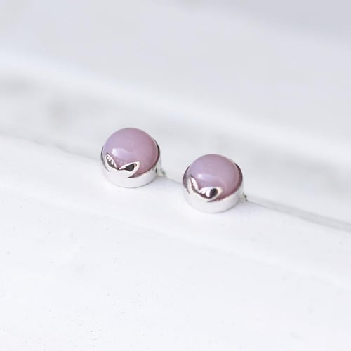 Goldene Ohrringe mit rosa Opal in Cabochon-Schliff Erica