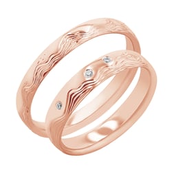 Eheringe mit von Hand gravierten Wellen und Diamanten Laurien