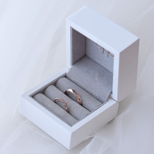 Zarter Ehering und klassischer Court Ring Lacy