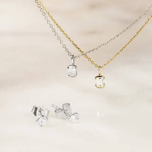 Minimalistische goldene Ohrstecker mit Diamanten in Emerald-Form Agata