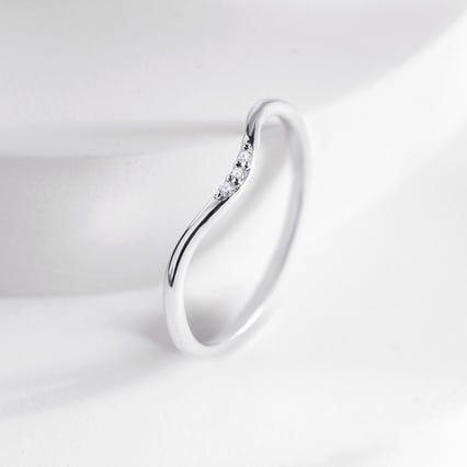 Silberring in V-Form mit drei Diamanten Cason