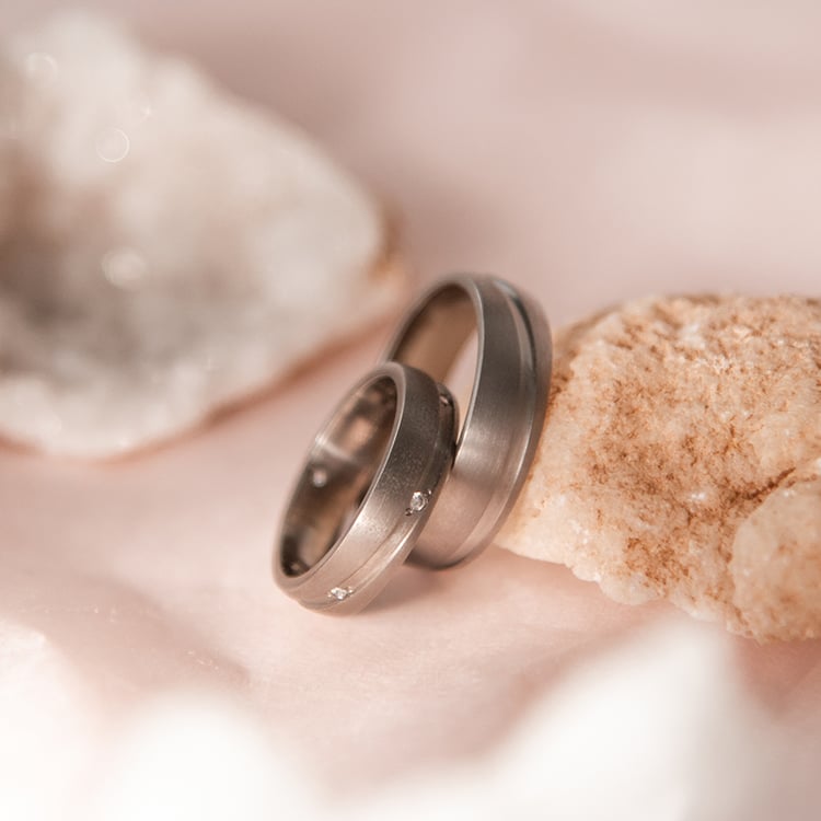 Eheringe aus Titan mit Diamanten Carys 107528