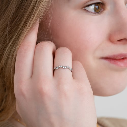 Zarter Eternity-Ring mit Lab Grown Diamanten Britton
