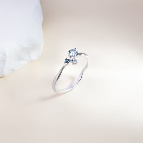 Cluster-Ring mit Aquamarin, Saphir, Mondstein und einem Diamanten Roche