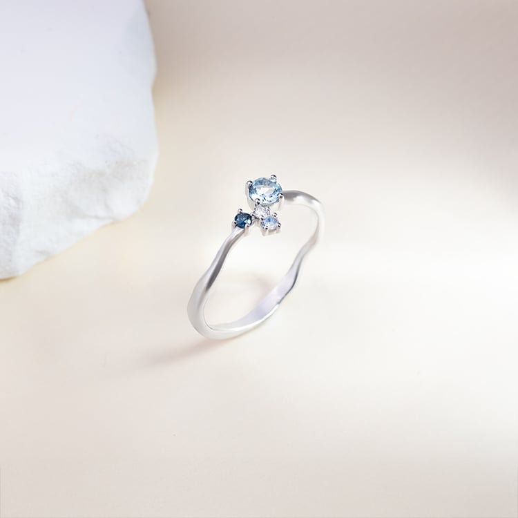 Cluster-Ring mit Aquamarin, Saphir, Mondstein und einem Diamanten Roche 150492