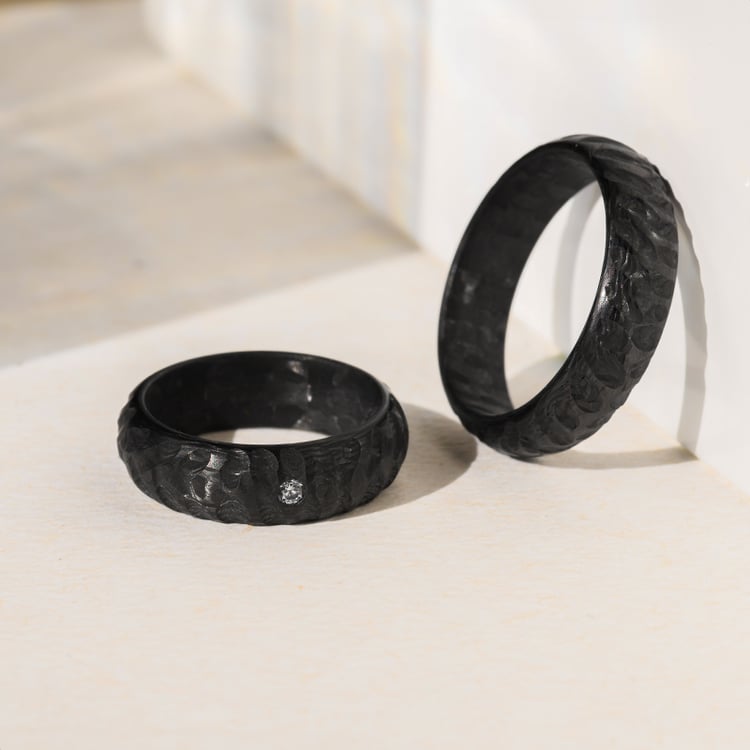 Trauringe aus Carbon mit atypischer Oberfläche und Diamant Mingus 140216