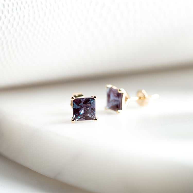 Goldene Ohrringe mit Princess-Alexandriten Enola 133068