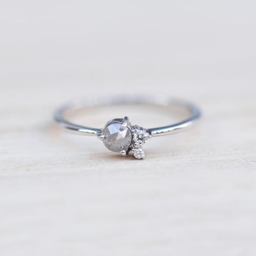 Goldring mit Salt'n'Pepper Diamant und Diamanten Marine