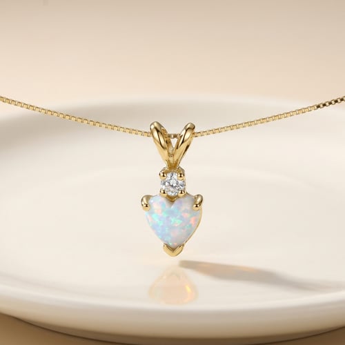 Goldener Anhänger mit weißem Opalherz und Lab grown Diamant Dorevie