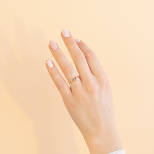 Ring mit Salt and Pepper Diamanten in Schmetterlingsform Romy