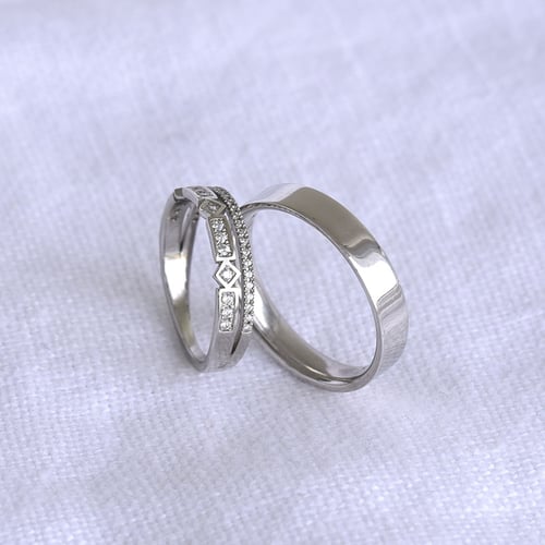 Eheringe aus Eternity-Ring mit Lab Grown Diamanten und einem breiten flachen Ring Ward