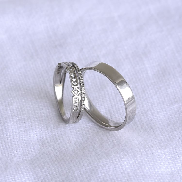 Eheringe aus Eternity-Ring mit Lab Grown Diamanten und einem breiten flachen Ring Ward 102200