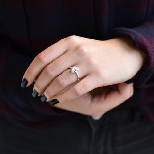 Goldener Verlobungsring mit Moissanit und lab-grown Diamanten Ladfer