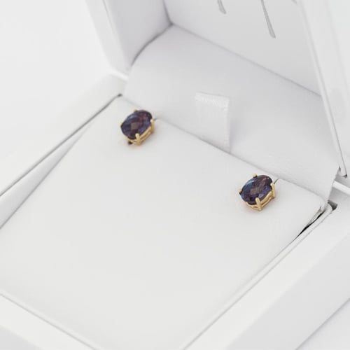 Zauberhafte Ohrstecker aus Gold mit Alexandrit Qati