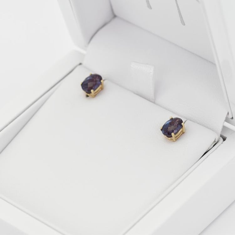 Zauberhafte Ohrstecker aus Gold mit Alexandrit Qati 15359