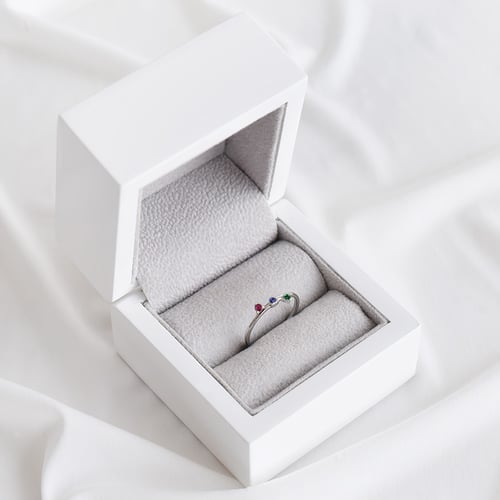 Minimalistischer Ring mit drei Edelsteinen Ihrer Wahl Idalia
