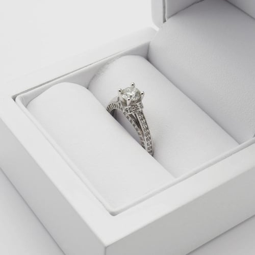 Luxuriöser Verlobungsring mit Diamanten Jiezel