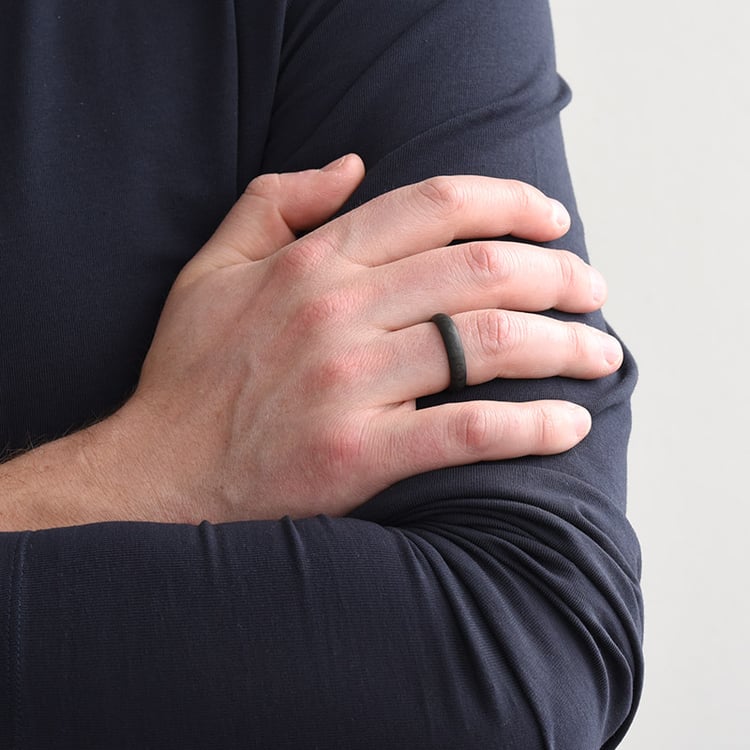 Halbrunde Trauringe aus Carbon mit drei Diamanten Zimzi 79666