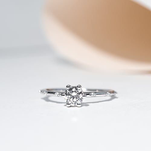 Zarter Verlobungsring mit Lab Grown Diamanten Akadie
