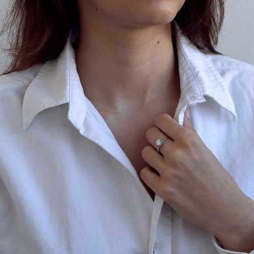 Verlobungsring im Halostil mit Lab Grown Diamanten Zulie