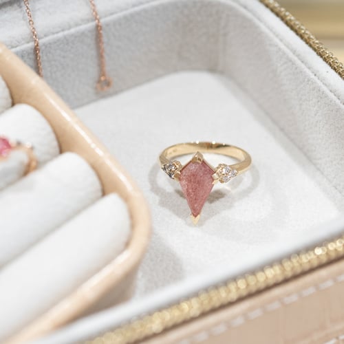 Einzigartiger Ring mit einem erdbeerfarbenen Achat Kettil