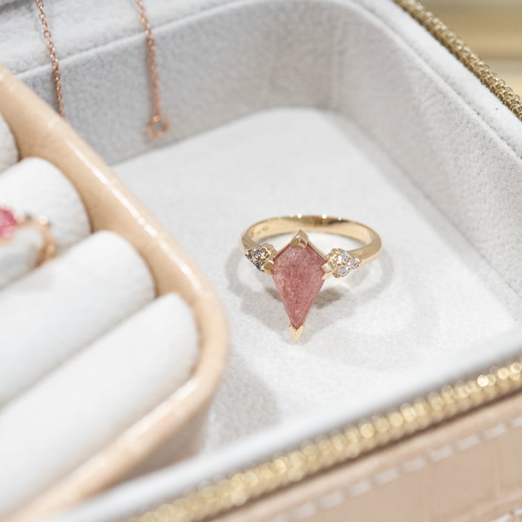 Einzigartiger Ring mit einem erdbeerfarbenen Achat Kettil 119353