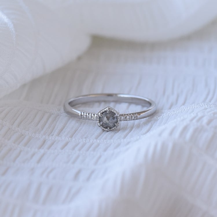 Ring aus Gold mit einzigartigem Salt and Pepper Diamanten Zamiel 68073