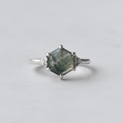 Goldener Verlobungsring mit Moosachat und Diamanten Yasmeen