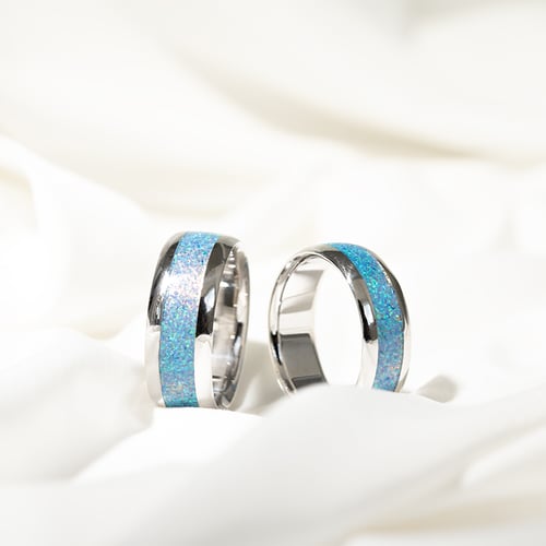Goldene Eheringe mit blauer Opalfüllung Sariah