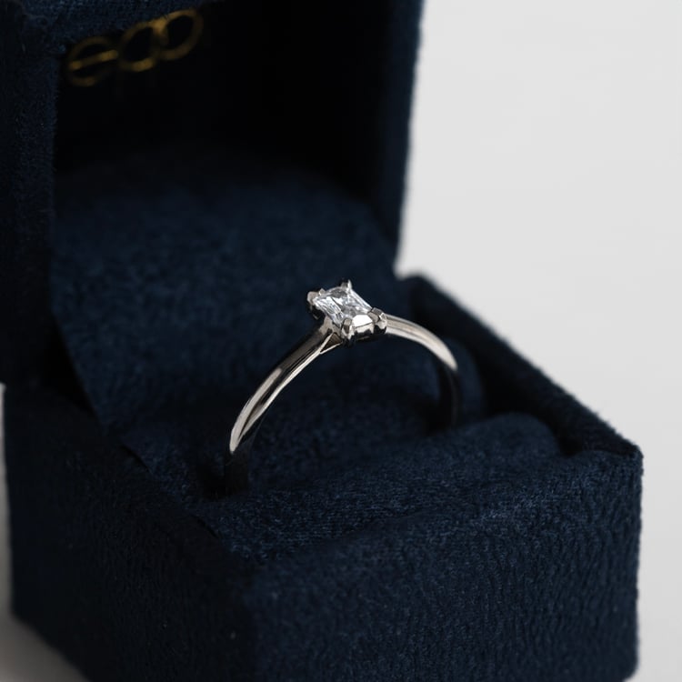 Verlobungsring mit Diamant im Smaragdschliff Bukkha 144569