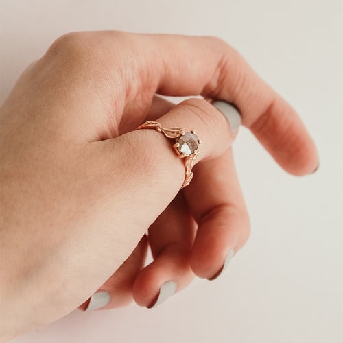 Ring mit einem Salt and Pepper Diamanten und von Hand gravierten Blättern Dakota