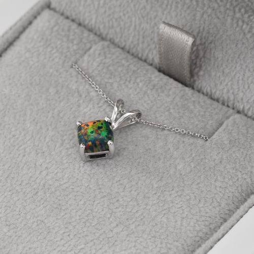 Anhänger in Gold mit schwarzem Opal in Kissenform Rafyna