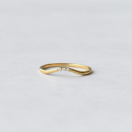 Minimalistischer Ring in V-Form mit drei Diamanten Cason