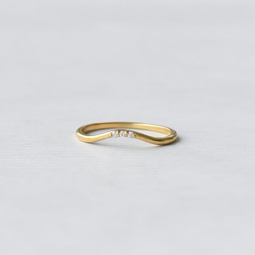 Minimalistischer Ring in V-Form mit drei Diamanten Cason