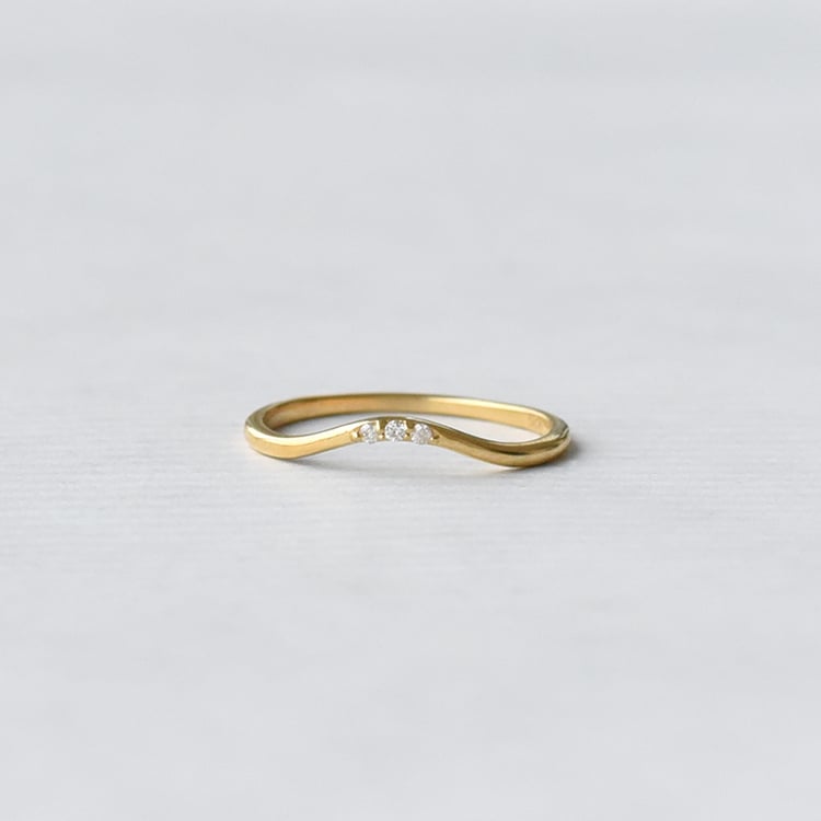 Minimalistischer Ring in V-Form mit drei Diamanten Cason 94747