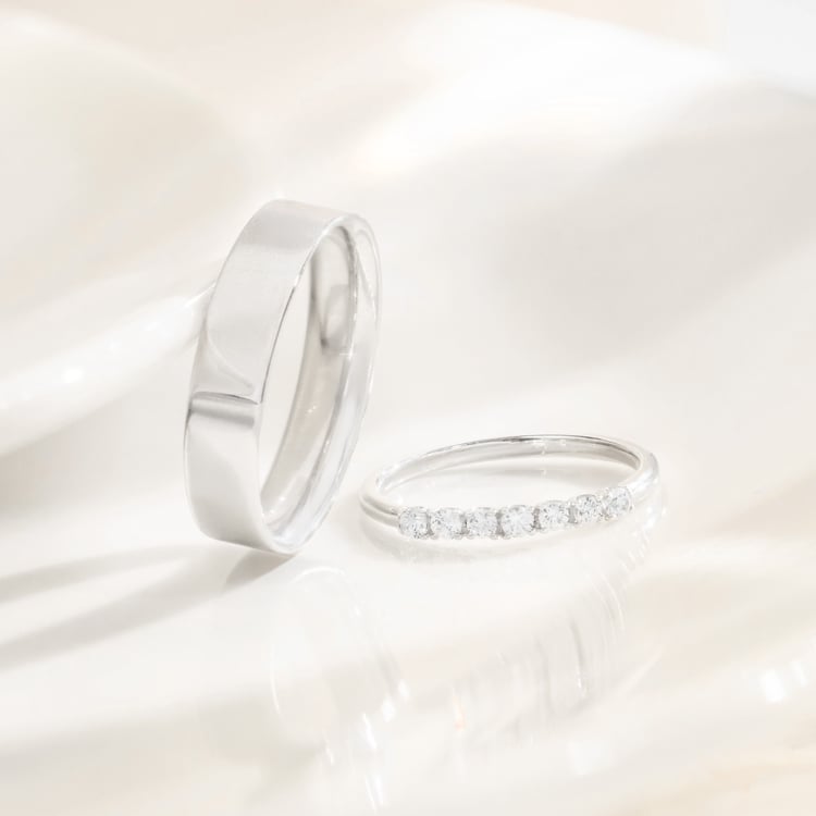 Eheringe aus Eternity-Ring mit Lab Grown Diamanten und einem breiten flachen Ring Rexanne 165095