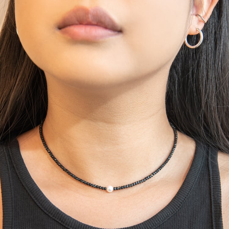 Silberne Kette mit Spinell-Perlen und einer weißen Perle Gibbs 104339