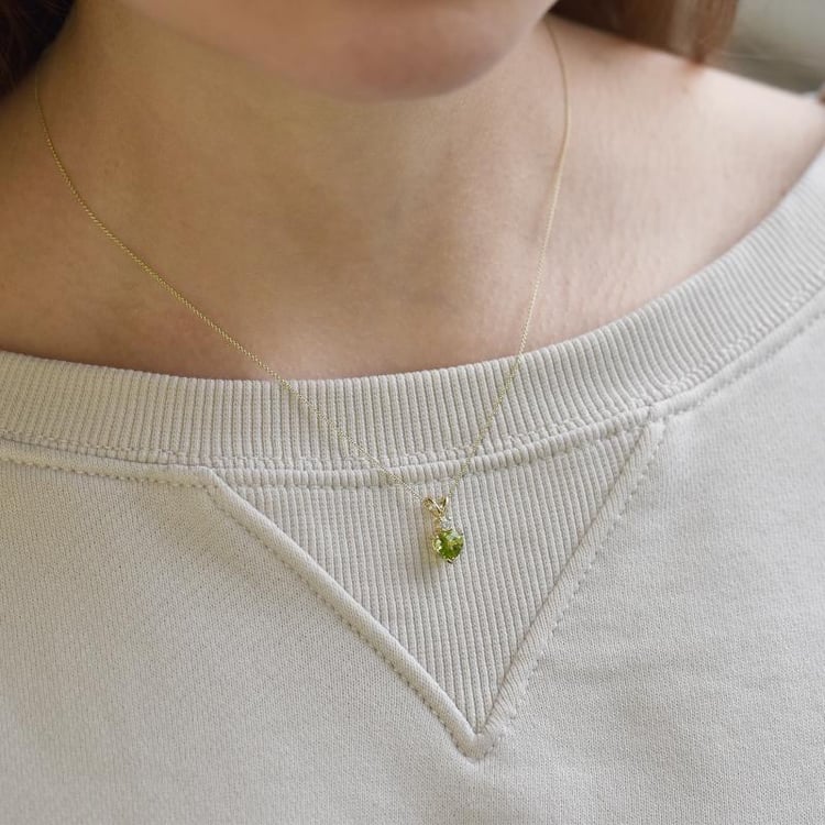 Olivin Herzchen mit Diamanten auf dem Hals 38894