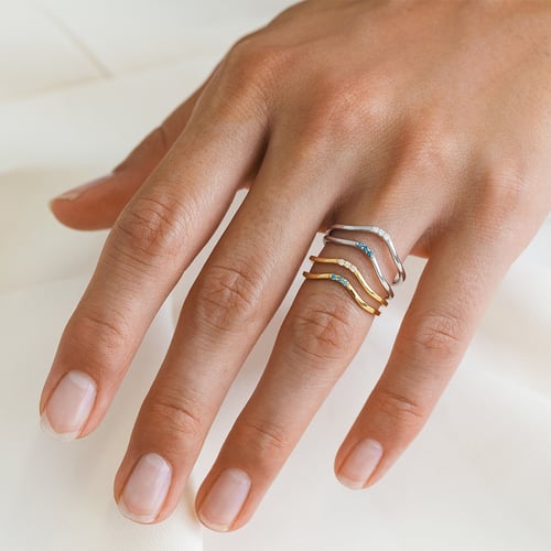 Silberner Ring mit drei blauen Diamanten Cason