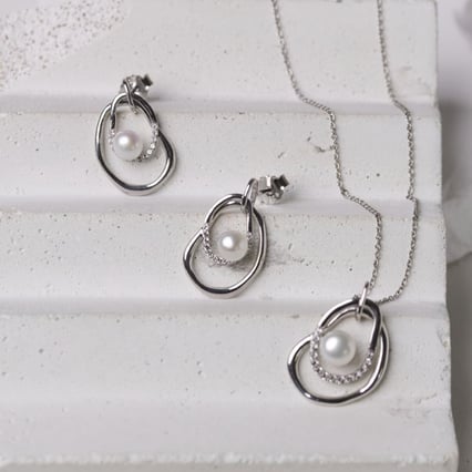 Silbernes Schmuckset mit Perlen und weißen Topasen Maral