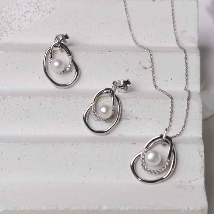 Silbernes Schmuckset mit Perlen und weißen Topasen 164070