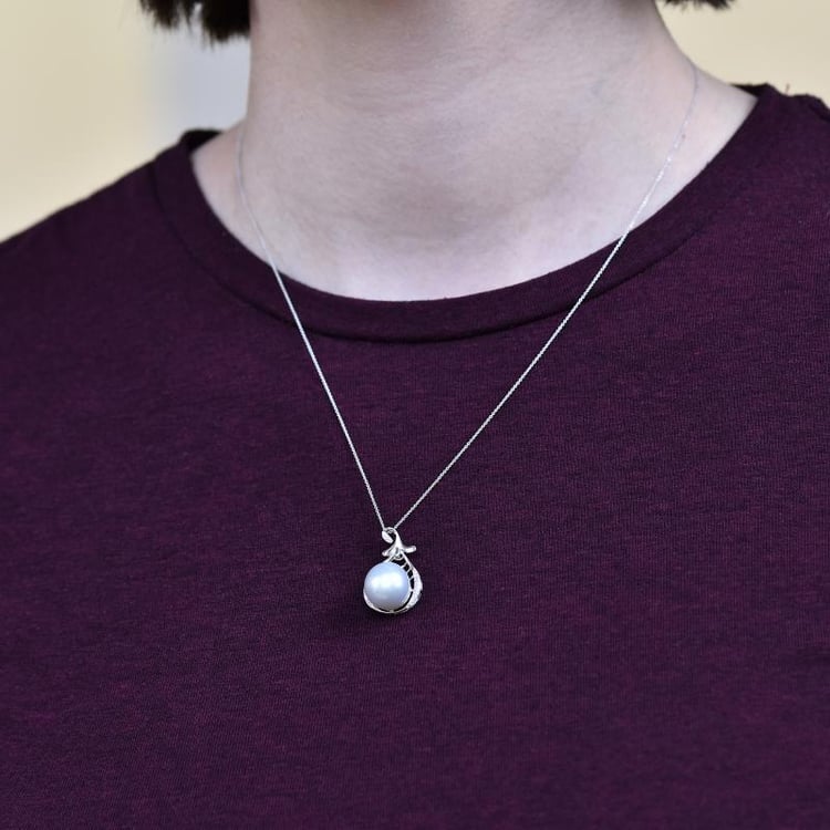 Goldene Halskette mit weißer Perle und Diamanten Lavy 29447