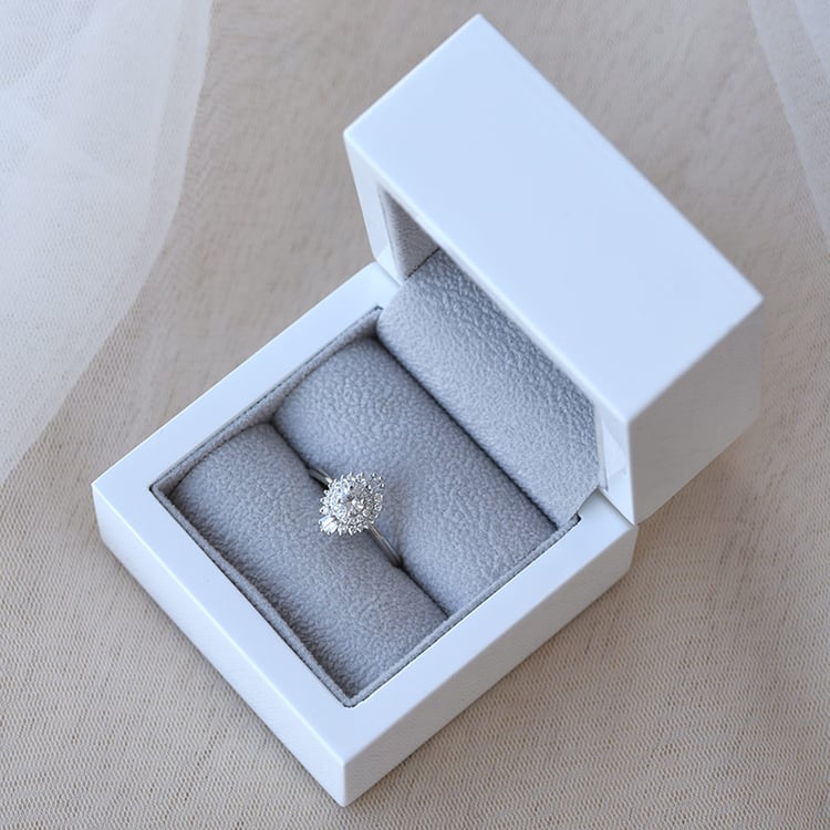 Einzigartiger Verlobungsring aus Gold mit Moissanit und lab-grown Diamanten Deizy 66777