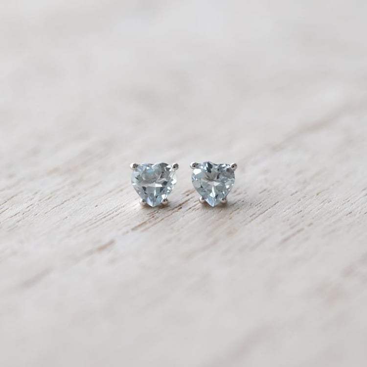 Goldene Ohrringe in Herzform 52916