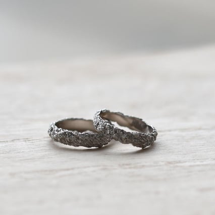 Goldene Eherringe mit ungleichmäßiger Oberfläche Zoenna